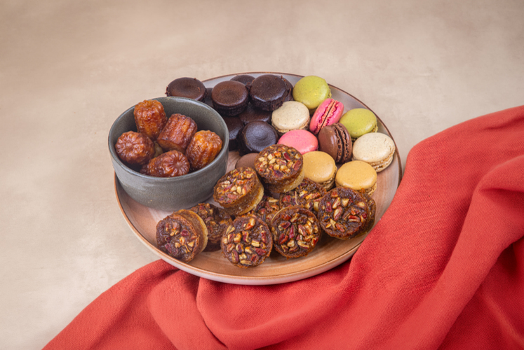 Mini pâtisseries à partager avec macarons, canelés et moelleux