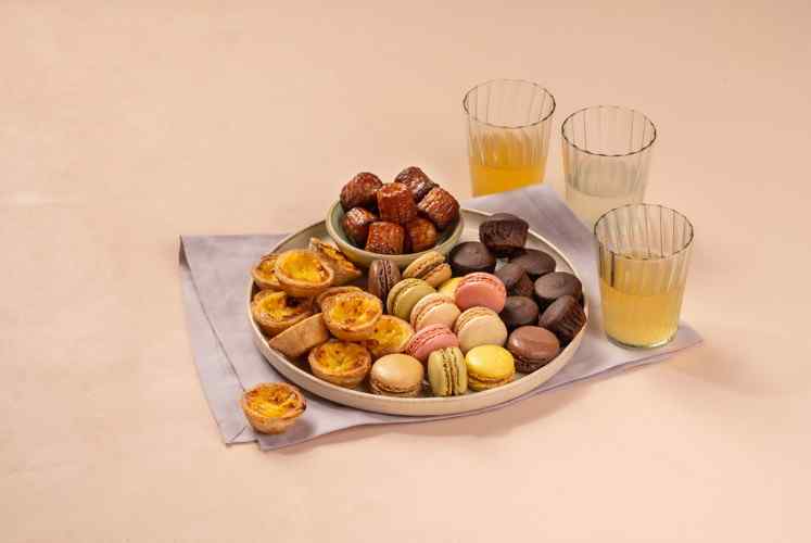 LES MINI PATISSERIES - macaron & coulant choco & canelé & pastel de nata