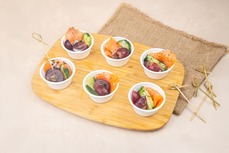 Les MINI CUPS - saumon, raisin et concombre, sauce aneth