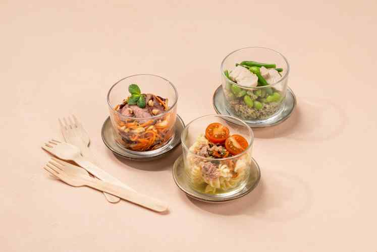 LES MINI SALADES MIXTES - quinoa, poulet & crudités pad thaï, bœuf & fusilli sauce vierge, thon