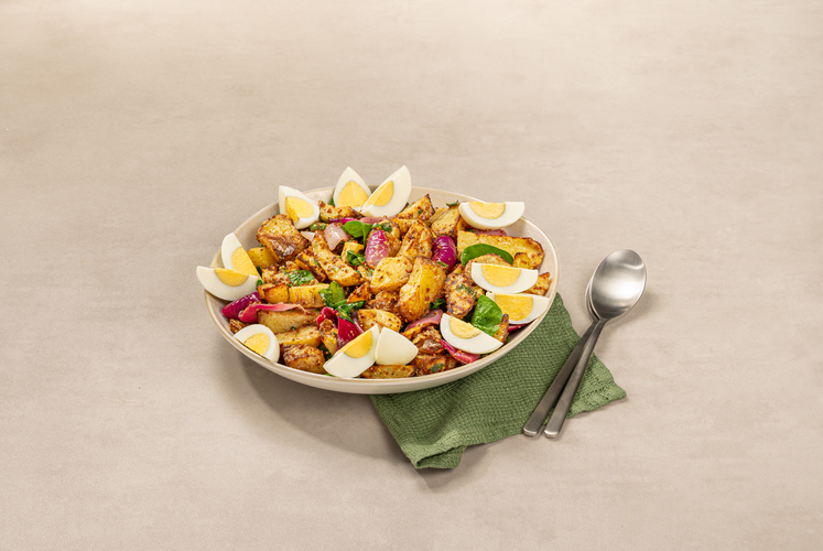 LA GRANDE SALADE FRENCH MONTAISE pommes de terres, œufs dur plein air, oignons rouges rôtis, épinards, sauce vinaigrette moutardée