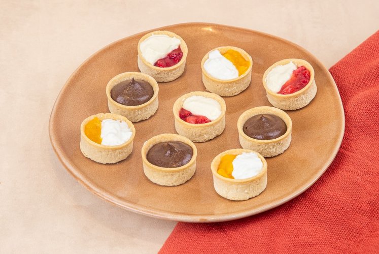 LES TARTELETTES GOURMANDISE - Mousse mascarpone, tartare de fraise & mousse skyr mangue & mousse chocolat