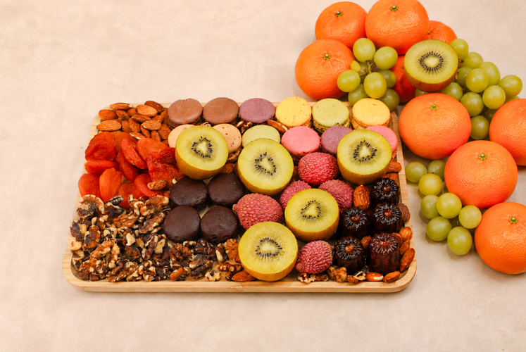 Planche Hivernale Gourmande - Fruits frais et secs, fruits à coque et mini pâtisserie
