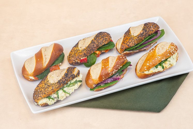 LES MINI MORICETTES VEGE - Oeuf mimosa & fromage frais, piquillos & pois gourmand teriyaki