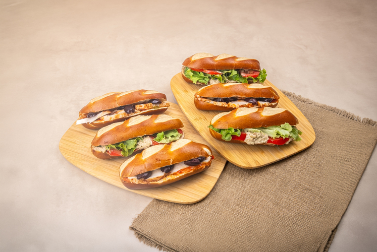 LES MINI SANDWICHS - Thon, mayonnaise, pesto & poulet à la basquaise, olives