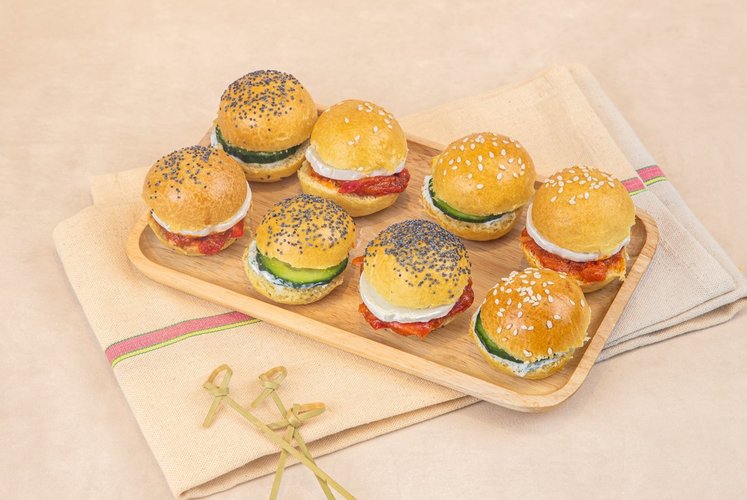 LES MINI BRIOCHES VEGE - Piquillos, tranche de chèvre & concombre, sauce aneth