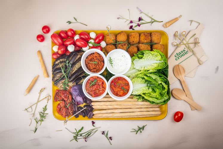 HAPPY HOUR Végé Tomates cerises, billes de mozzarella, olives de Kalamata, arancini végétariens, aubergine grillé. Accompagné de sauces et gressins