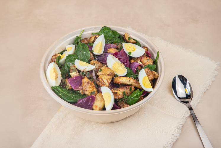 LA GRANDE SALADE FRENCH MONTAISE pommes de terres, œufs dur plein air, oignons rouges rôtis, épinards, sauce vinaigrette moutardée