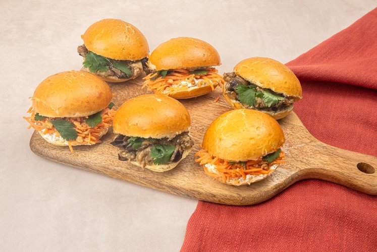 LES BABY BUNS - Carotte, sauce fromagère au sésame & aubergines teriyaki