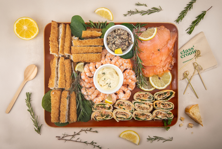 CRAZY FISH saumon fumé, mini wrap au thon, crevettes, colin croustillant. Accompagné de sauces et pain