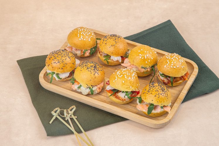 LES MINI BRIOCHES MIXTES - Saumon fumé à chaud & émincé poulet