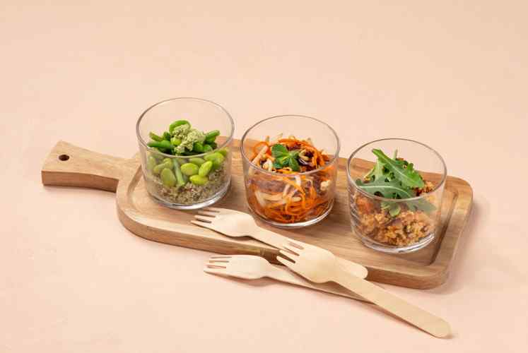 LES MINI SALADES VEGE - quinoa légumes verts & crudités sauce pad thaï & céréales riste d'aubergine