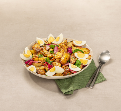 LA GRANDE SALADE FRENCH MONTAISE pommes de terres, œufs dur plein air, oignons rouges rôtis, épinards, sauce vinaigrette moutardée
