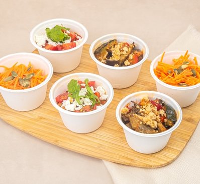 LES MINI SALADES CRUDITES - Carottes sauce agrumes & trio de légumes, piquillos & céréales, sauce basquaise, dés de brebis