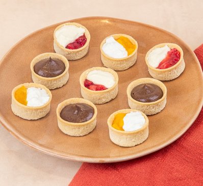 LES TARTELETTES GOURMANDISE - Mousse mascarpone, tartare de fraise & mousse skyr mangue & mousse chocolat