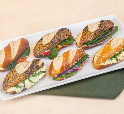 LES MINI MORICETTES VEGE - Oeuf mimosa & fromage frais, piquillos & pois gourmand teriyaki