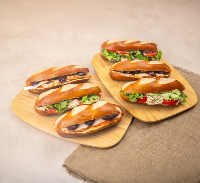 LES MINI SANDWICHS - Thon, mayonnaise, pesto & poulet à la basquaise, olives