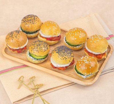 LES MINI BRIOCHES VEGE - Piquillos, tranche de chèvre & concombre, sauce aneth