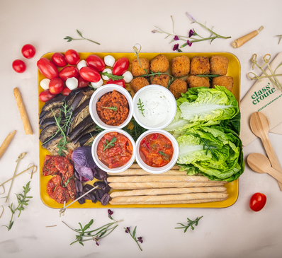 HAPPY HOUR Végé Tomates cerises, billes de mozzarella, olives de Kalamata, arancini végétariens, aubergine grillé. Accompagné de sauces et gressins