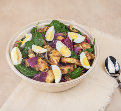 LA GRANDE SALADE FRENCH MONTAISE pommes de terres, œufs dur plein air, oignons rouges rôtis, épinards, sauce vinaigrette moutardée