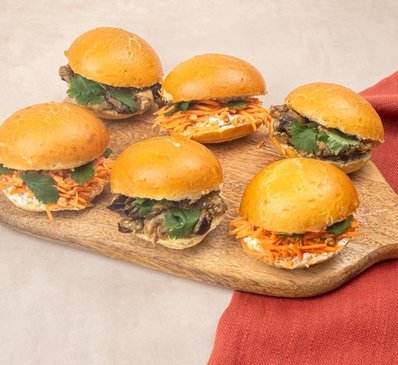 LES BABY BUNS - Carotte, sauce fromagère au sésame & aubergines teriyaki