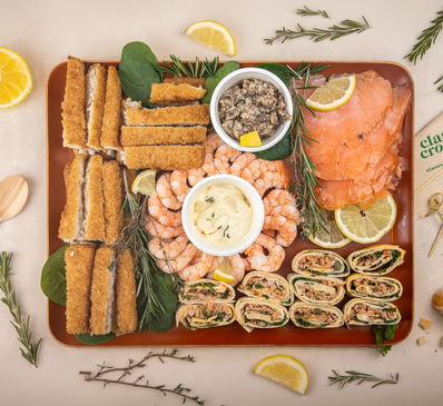 CRAZY FISH saumon fumé, mini wrap au thon, crevettes, colin croustillant. Accompagné de sauces et pain