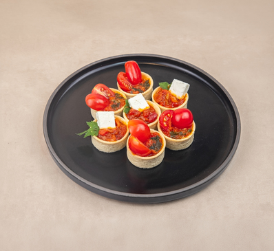 Les Tartelettes végé - dés de brebis, piquillos & tomate cerise
