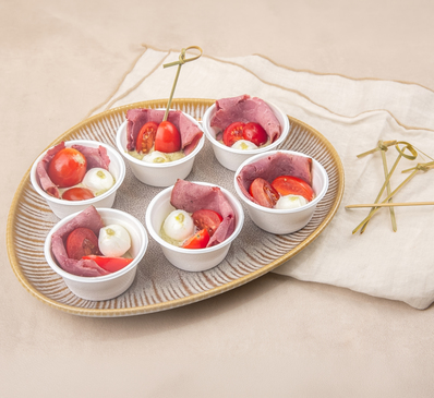 Les MINI CUPS - pastrami, mozzarella et tomate cerise, sauce pesto